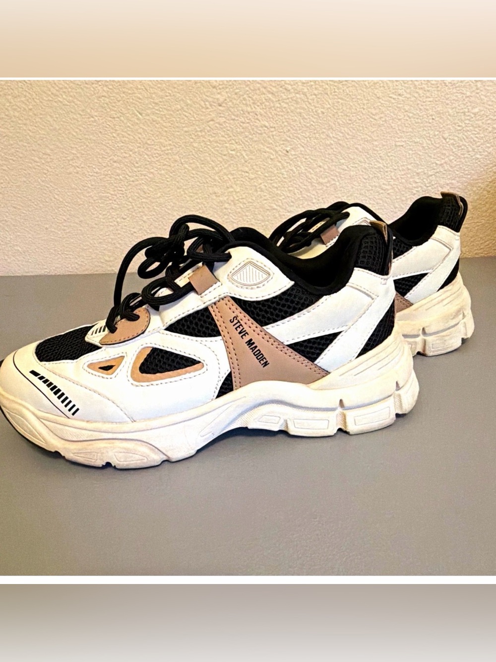 Steve Madden CLYDIE women’s Low Top Lace Up Sneakers White/Black/Beige 8